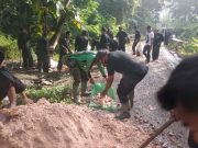 Perhutani Bersama Warga Gotong Royong Perbaiki Jalan Desa