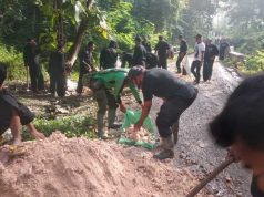 Perhutani Bersama Warga Gotong Royong Perbaiki Jalan Desa