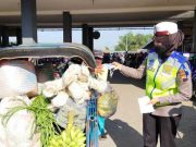 Hari Kartini, Polwan di Blora Bagikan Masker di Pasar Sido Makmur