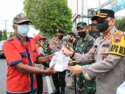 Dandim dan Kapolres Blora Bagikan Takjil Gratis untuk Warga