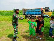 Babinsa Demak, Mengabdikan Diri untuk Rakyat Mendekatkan Diri dengan Anak-Anak