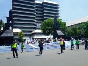 Puluhan Buruh Bentangkan Spanduk Tuntut Cabut UU Cipta Kerja