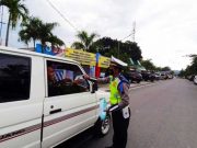 Satlantas Polrestabes Semarang Bagi Takjil ke Pengguna Jalan