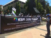 Unjuk Rasa Buruh pada Hari Kartini di Depan Gubernuran