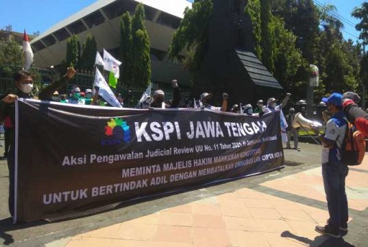 Unjuk Rasa Buruh pada Hari Kartini di Depan Gubernuran