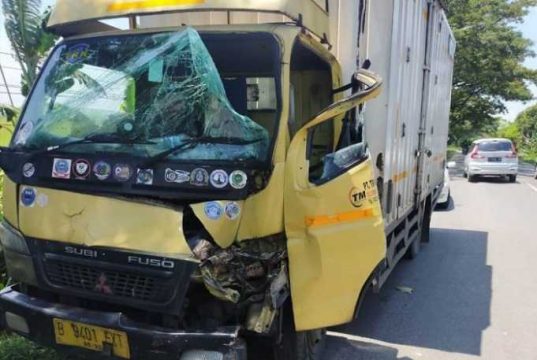 Hindari Kendaraan Saat Menyalip,Sebuah Truk Tabrak Mobil di Godong