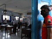 Ganjar Beri Hadiah Laptop Siswa SMPN 1 Mungkid, Apa Alasannya?