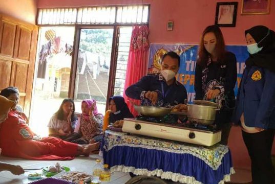 Tim PkM USM Beri Pelatihan Pengolahan Produk Tahu Bakso