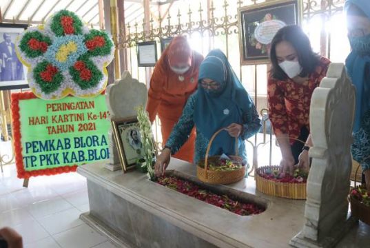 Tim Penggerak PKK dan Dinsos P3A Blora Ziarah ke Makam RA Kartini