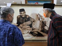 Potret Ganjar Makan Bersama Dua Perempuan dalam Goresan Tangan Djoko Susilo