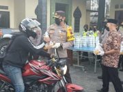 Polres Klaten Bagikan Takjil dan Masker