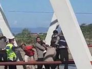 Coba Bunuh Diri dari Jembatan Tanggulangin, Perempuan Cantik ini Diselamatkan Polisi