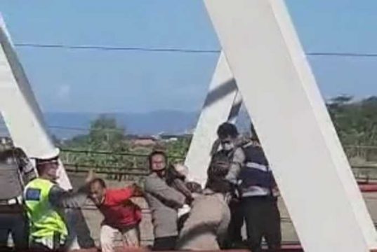 Coba Bunuh Diri dari Jembatan Tanggulangin, Perempuan Cantik ini Diselamatkan Polisi