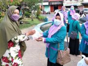 Perempuan Bangsa Wonosobo Bagi Paket Takjil di Taman Plaza