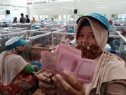 Puluhan Ribu Buruh Rokok di Kudus Nikmati Pencairan THR