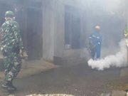Cegah Demam Berdarah, Babinsa Bersama Dinas Kesehatan Lakukan Fogging