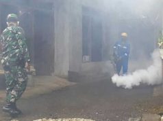 Cegah Demam Berdarah, Babinsa Bersama Dinas Kesehatan Lakukan Fogging