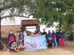 Ciptakan Peduli Lingkungan, Bersihkan Makam Keramat
