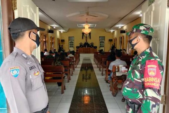 Beri Rasa Aman dan Nyaman, Anggota Koramil Secang Amankan Ibadah Jumat Agung