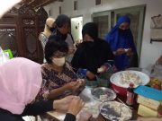 Memperkenalkan “Jiaozi” kepada Ibu-ibu PKK Kelurahan Srondol Kulon Semarang
