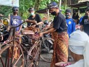 Tradisi Unik Menjelang Ramadan, Puluhan Sepeda Tua Mengikuti Padusan Onthel’