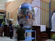 Sambut Paskah, Jemaat Gereja Katholik St Mikael Buat Replika Telur Paskah Ukuran Besar