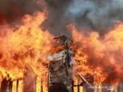 Damkar Kerahkan 20 Mobil Padamkan Rumah Terbakar di Jakbar