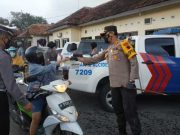 Polres Klaten Bagikan Ribuan Takjil bagi Pengguna Jalan Raya