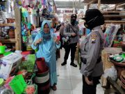 Polwan di Kebumen Masuk Pasar Tradisional Ingatkan Protokol Kesehatan