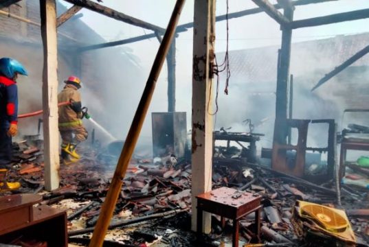 Rumah Warga Gombong Ludes Terbakar Akibat Arus Pendek Listrik