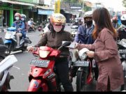 Pembagian Takjil Sub-BMPD Surakarta dengan Bank Jateng Cabang Sukoharjo