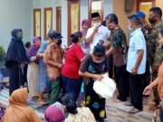 Ketua LBH Petir Bagikan Sembako Sasar Janda Tua dan Tukang Becak