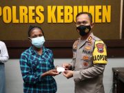 Kapolres Kebumen Serahkan SIM Bagi Lima Pelajar Papua