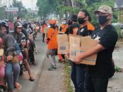 Relawan Bagikan Ratusan Takjil di Jalan Raya Tempuran