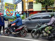 Stop Mudik, Ini Aksi Nyentrik Relawan di Kota Bengawan