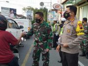 Sinergi TNI Polri, Kapolres dan Dandim Bagikan Takjil