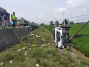 Mobil Innova Terlempar ke Persawahan di Penawangan