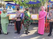 Bhayangkari Cabang Blora Bersama Persit Kartika Candra Kirana Serahkan Tali Asih ke Petugas Pos Pam OKC 2021