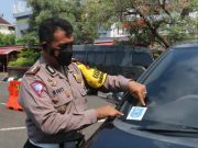 Satlantas Polrestabes Semarang Pasang Stiker Biru Kendaraan yang Lolos Pemeriksaan