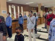 Wajib Pajak Kendaraan Bermotor Menyanyikan “Indonesia Raya” di Samsat Grobogan
