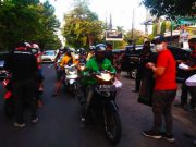 Laskar Manguni Indonesia Bersama Patriot Garuda Nusantara Berbagi Ratusan Takjil untuk Pengguna Jalan