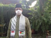 Gubernur DKI Anies Baswedan Shalat Idul Fitri dengan Sorban Bendera Palestina