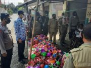 Petugas Gabungan Bubarkan PKL Tradisi Bulusan