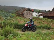 Kendarai Motor, Ganjar Bawa Kado untuk Pelajar Desa Terpencil di Magelang