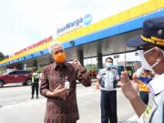 Ganjar Pantau Pemudik Nekat di Gerbang Tol Kalikangkung