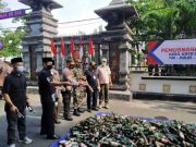 Road Roller Lindas Ribuan Botol Miras di Depan Kantor Bupati Demak