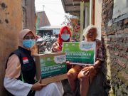 PT. Pegadaian Syariah Kaligarang bersama IZI Jateng Bantu Janda Dhuafa di Area TPU Bergota