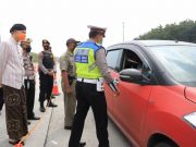 Ganjar Ikut Interogasi Pengendara Luar Kota di Gerbang Tol Kalikangkung