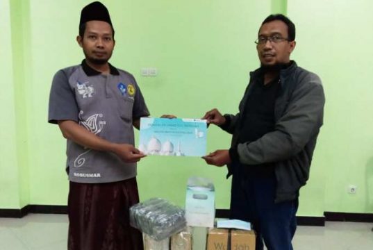 Wardah Serahkan 230 Hand Gel Ke Masjid USM