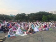 Ribuan Warga Shalat Idul Fitri di Lapangan Velodrome